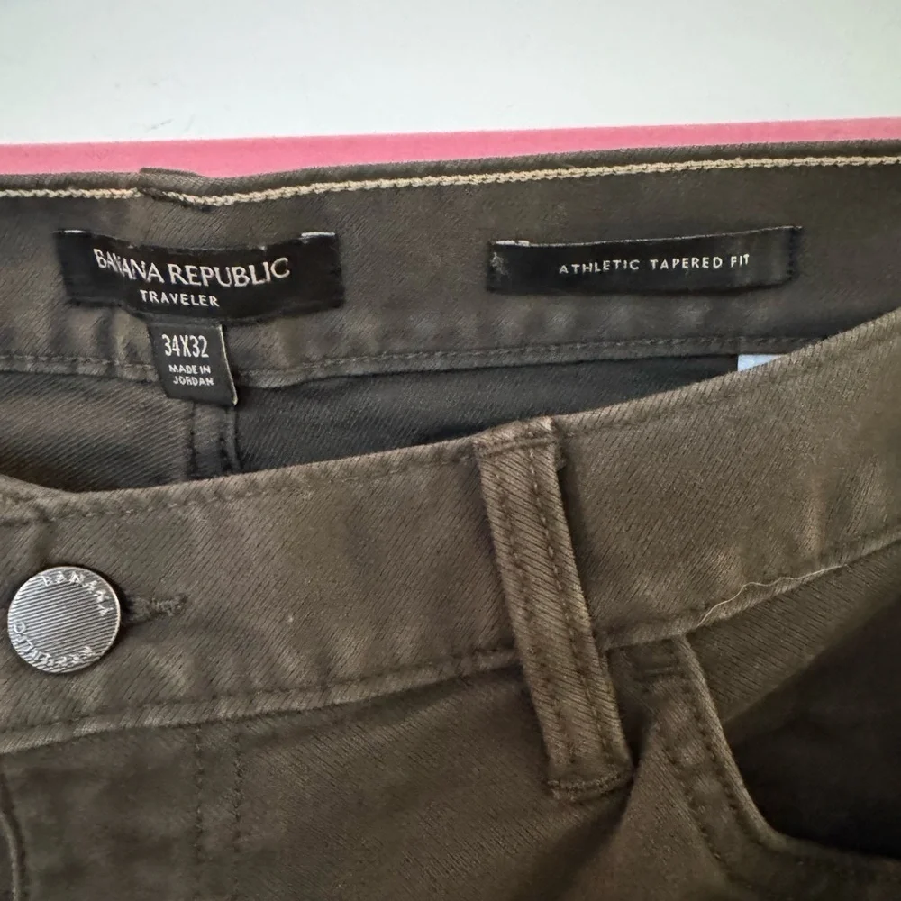 Banana Republic Men's Athletic Traveler Pant in Dark Olive Green 34x32